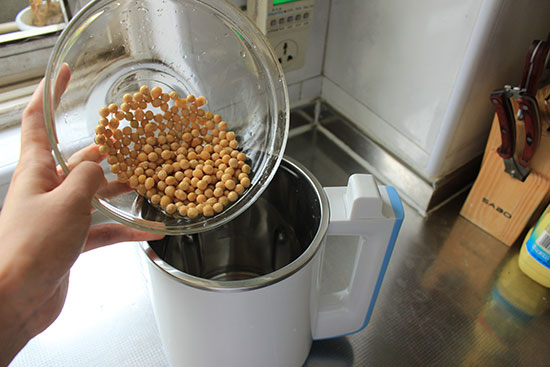 惠人原汁机榨豆浆步骤_榨汁机榨豆浆的步骤_加热破壁机打豆浆步骤