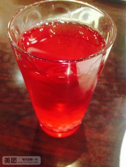 西安回民街上出售的鲜榨石榴汁其实是用香精色素勾兑出的饮料 - 惠人