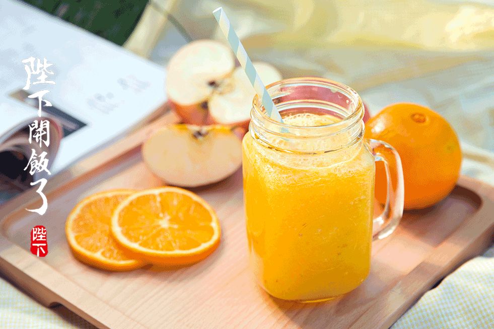 材料:1个橙子,1个胡萝卜实践:1,橘子去皮切小块,胡萝卜洗净切小块;2